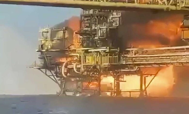 Pemex estima pérdida de 700,000 barriles de petróleo por incendio en plataforma de Campeche