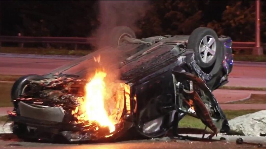 Persecución policial termina con un auto en llamas en Miami