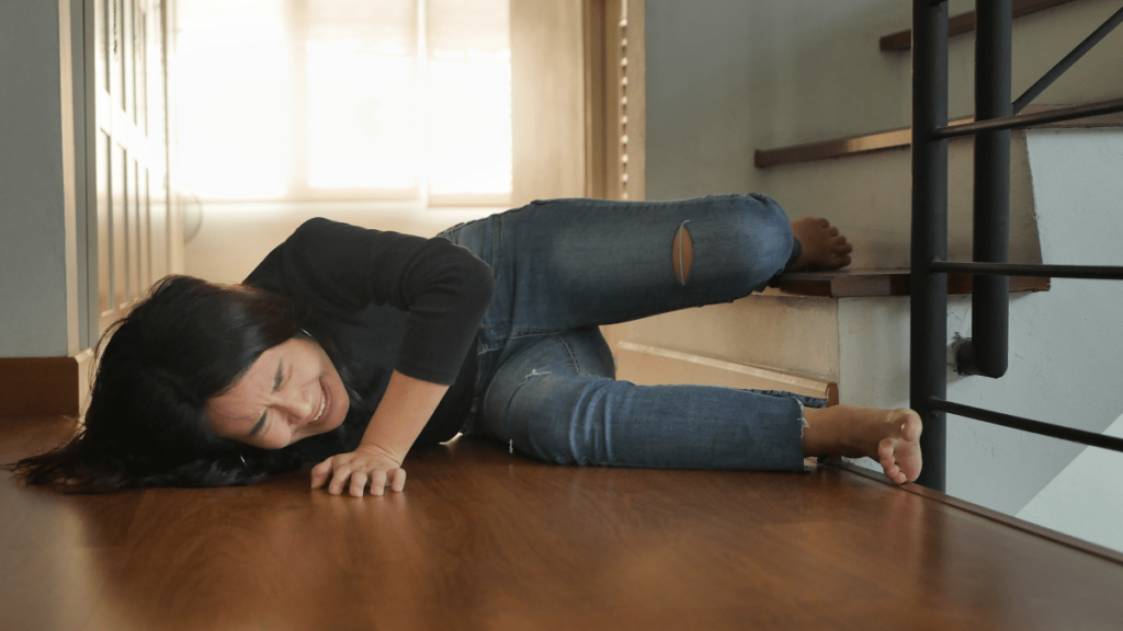 Qué hace que uno se caiga por las escaleras