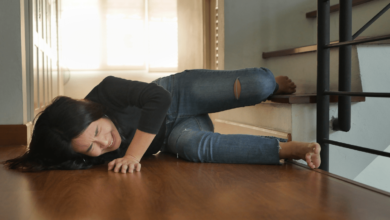 Qué hace que uno se caiga por las escaleras