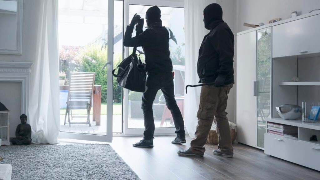 Roban a pareja de Carolina del Norte $156,000 en su propia casa