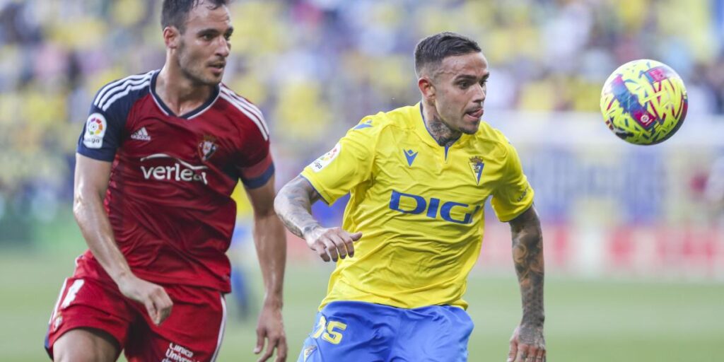 Roger Martí firma con el Cádiz hasta 2026