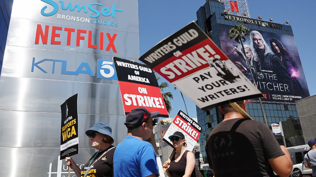 SAG-AFTRA y WGA en huelga;  Lo que significa para Netflix