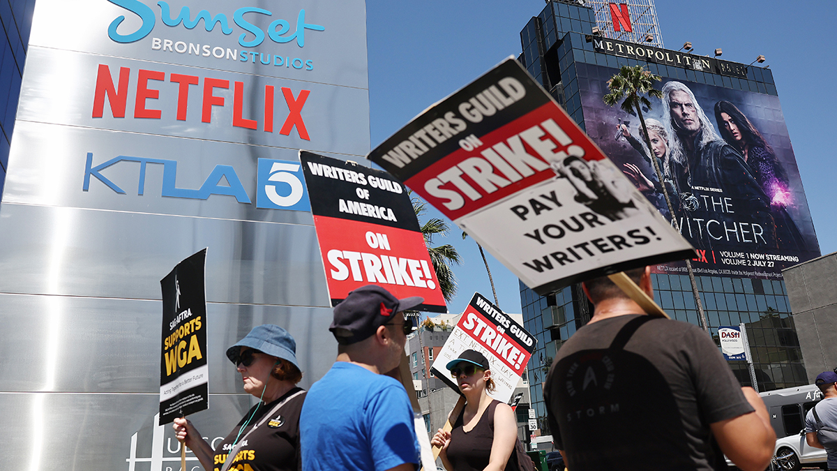 SAG-AFTRA y WGA en huelga; Lo que significa para Netflix