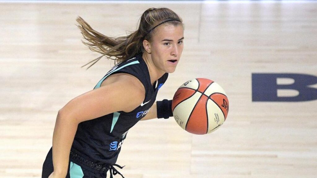 Sabrina Ionescu bate el récord absoluto en un concurso de triples