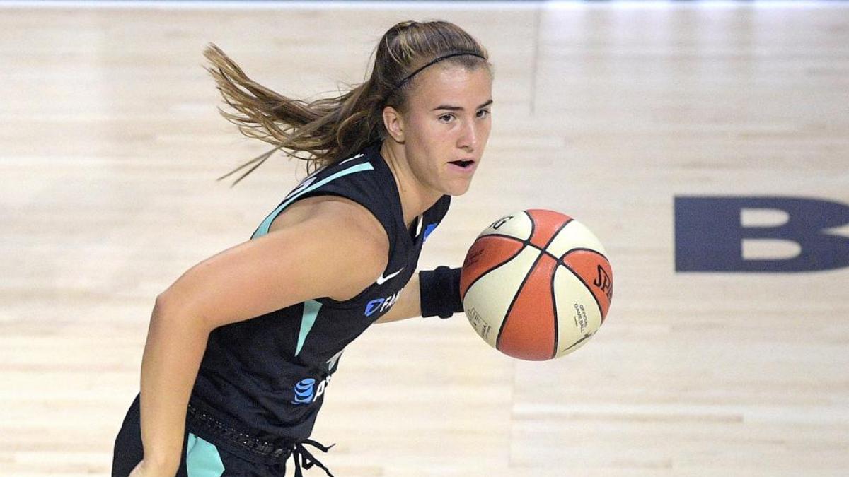Sabrina Ionescu bate el récord absoluto en un concurso de triples