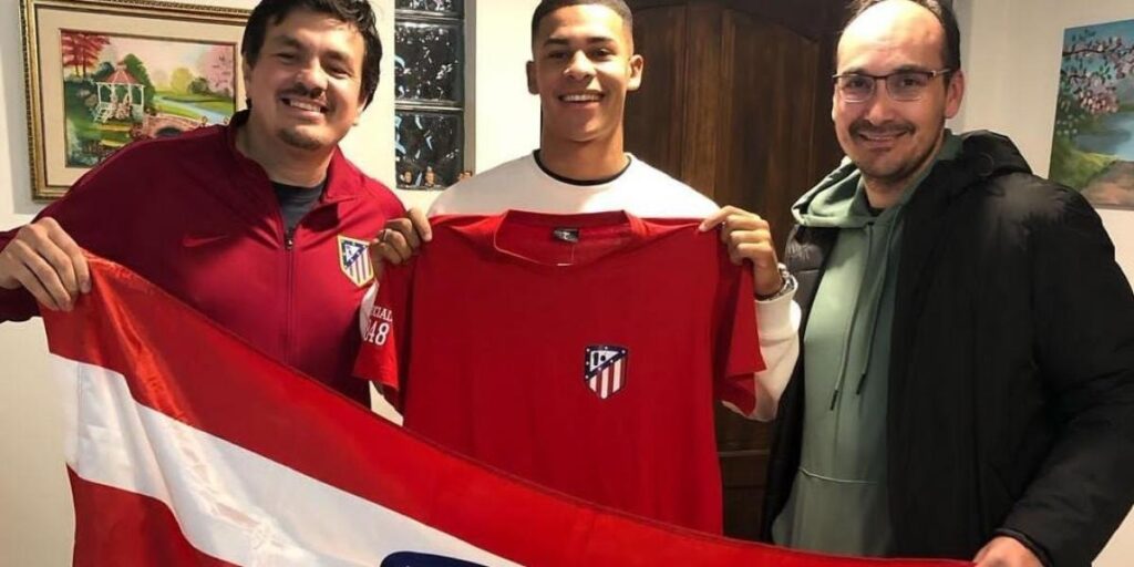 Santiago Mouriño ya luce del Atlético ante un reto en el que parte en clara desventaja