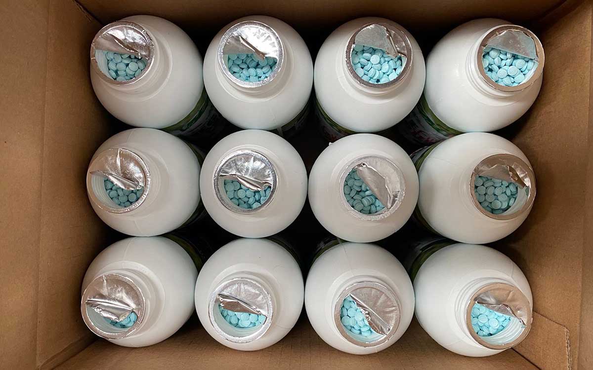 Sinaloa: GN asegura más de 600 mil pastillas de fentanilo en botes de proteína