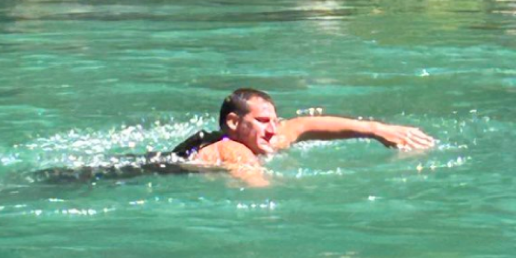 Surrealista: Jokic recibe cánticos de MVP...¡en medio de un río!