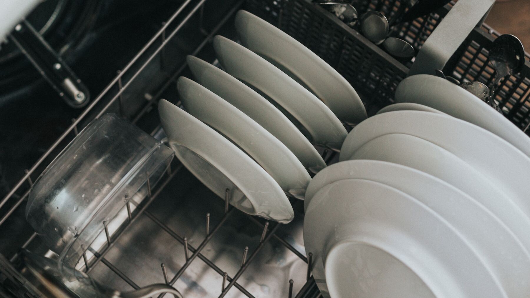 Te damos el consejo que nadie sabe para que no te vuelvas loco colocando el lavavajillas: ahorrarás tiempo