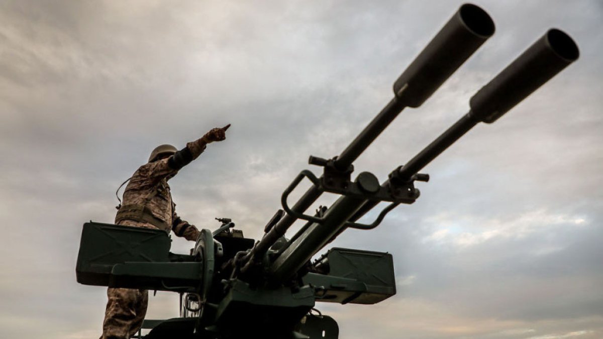 Tensión en el estrecho de Ormuz: Irán intenta capturar dos buques y realiza disparos