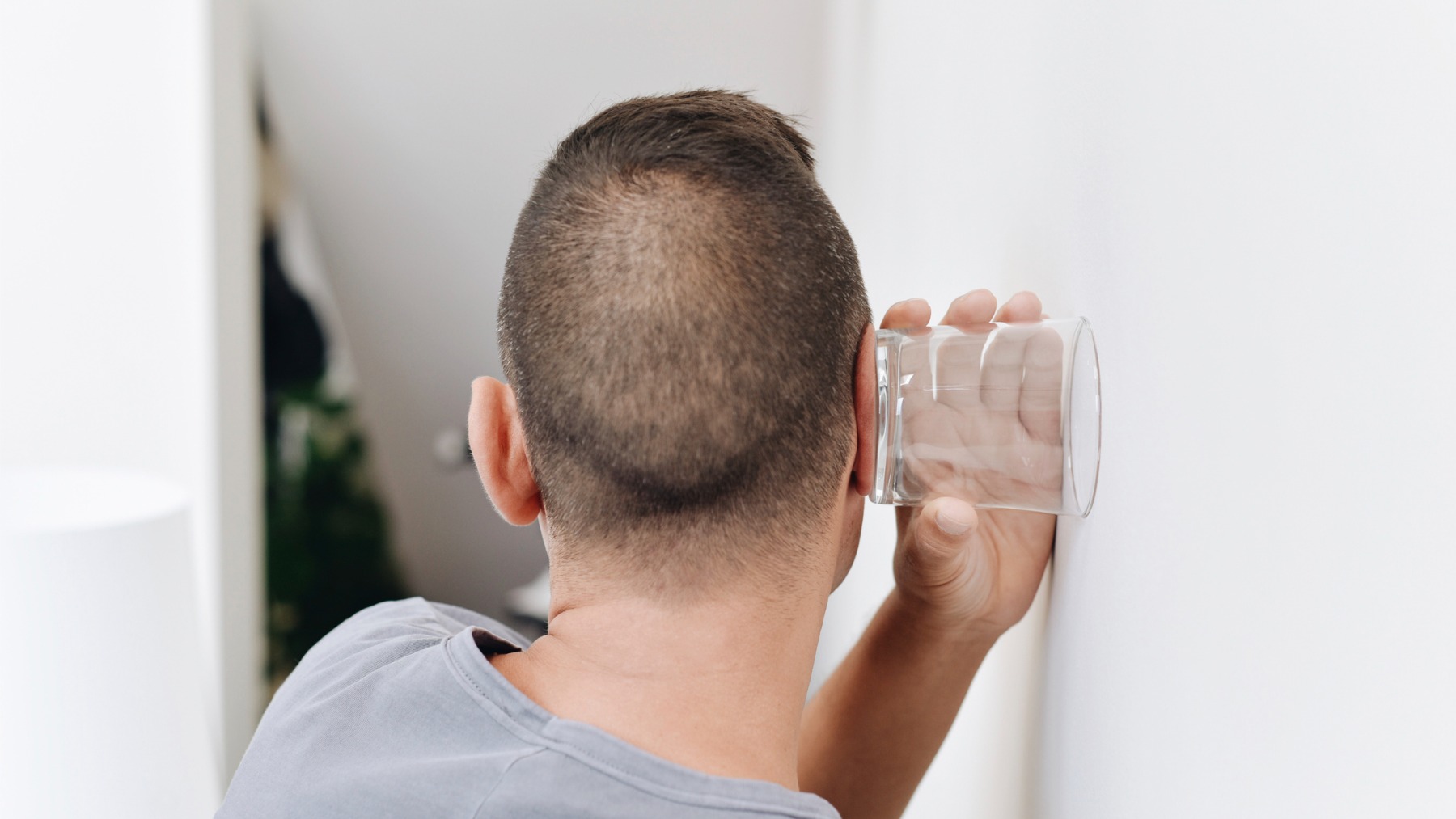 Tus paredes son muy finas y estás harto del ruido de tus vecinos. El invento que debes usar te aislará de todo