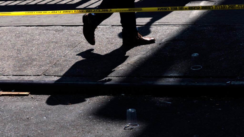 Un hombre en motocicleta tirotea a varias personas; hay un muerto y heridos