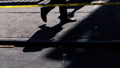 Un hombre en motocicleta tirotea a varias personas; hay un muerto y heridos