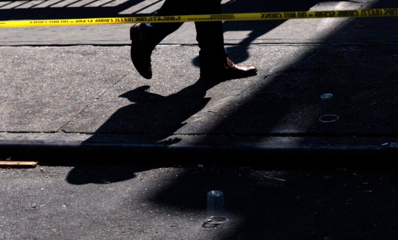 Un hombre en motocicleta tirotea a varias personas; hay un muerto y heridos