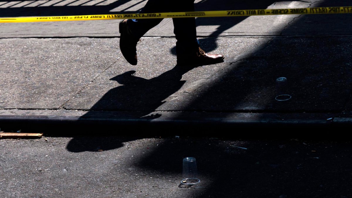 Un hombre en motocicleta tirotea a varias personas; hay un muerto y heridos