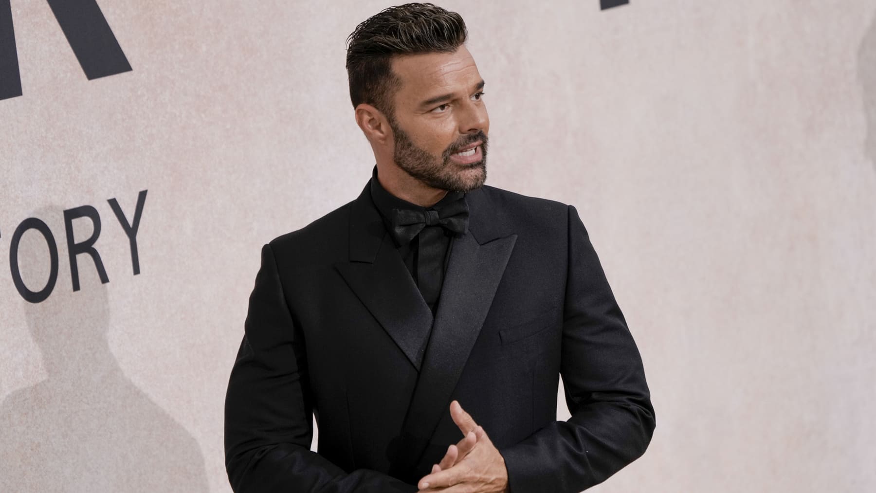 Un hombre se somete a 40 operaciones para parecerse a Ricky Martin pero termina pareciéndose a Gabriel Rufián