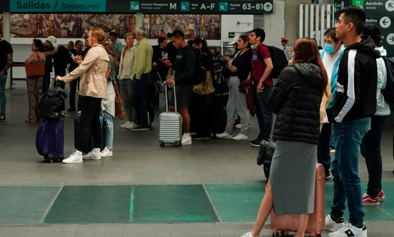 Unos 1,500 marinos lideran la seguridad del AICM este verano