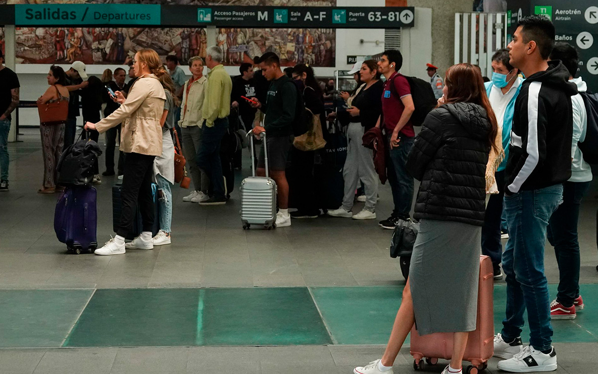 Unos 1,500 marinos lideran la seguridad del AICM este verano