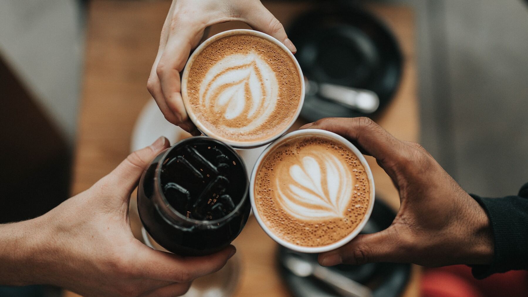 Va a un bar y lo que escucha en otra mesa le deja completamente helado