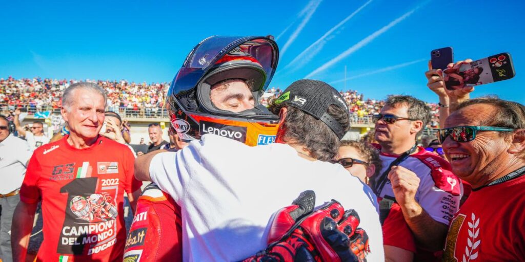 Valentino Rossi ensalza para DAZN el carácter de Bagnaia