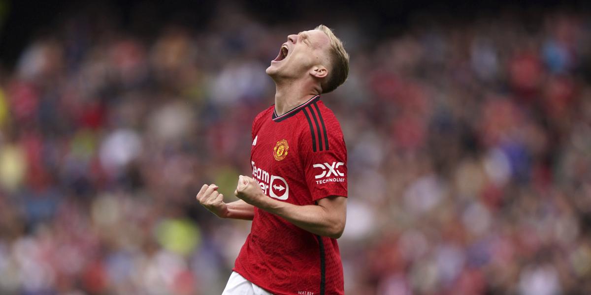 Van de Beek se reivindica en el United con este golazo