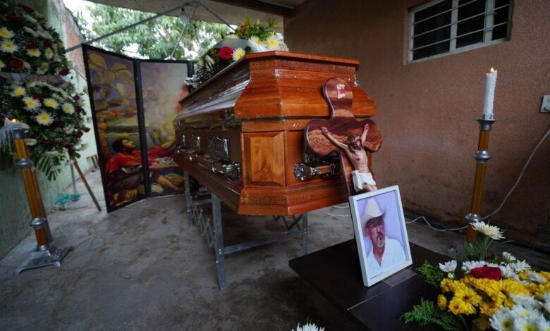 Velan cuerpo de Hipólito Mora sin escoltas en La Ruana; deja carta póstuma