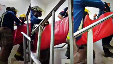 Video | Bomberos suben a pacientes por las escaleras por fallas en elevador de hospital en Sonora
