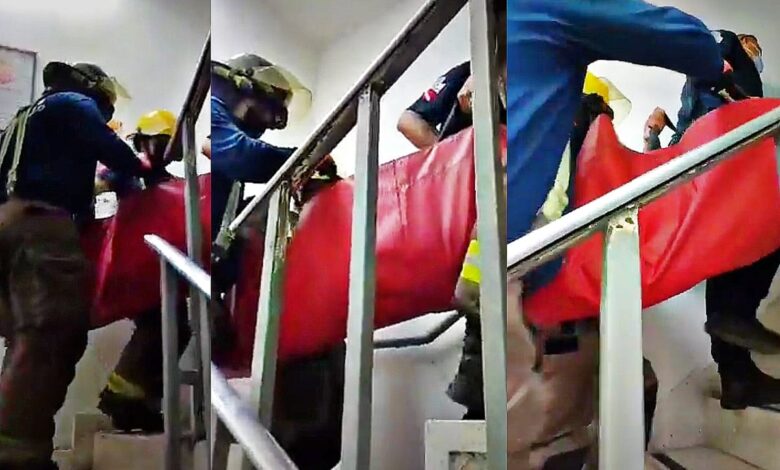 Video | Bomberos suben a pacientes por las escaleras por fallas en elevador de hospital en Sonora