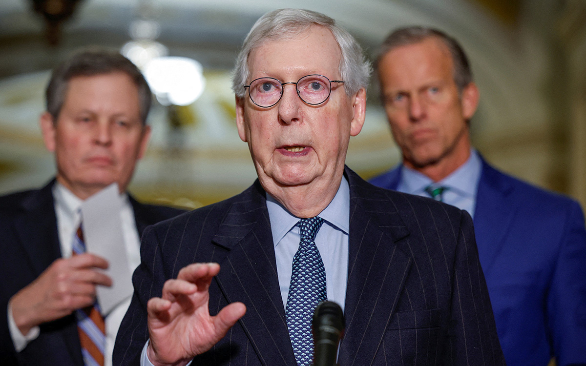 Video | Mitch McConnell se ‘congela’ en plena conferencia