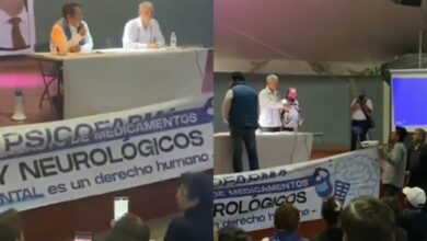 Video | Pacientes y familiares de afectados por desabasto de medicamentos protestan en conferencia de López-Gatell