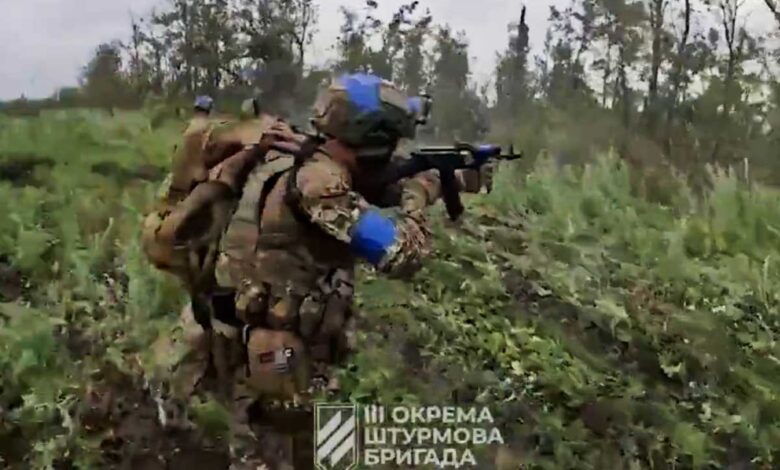 Video militar muestra a ucranianos asaltando trincheras rusas