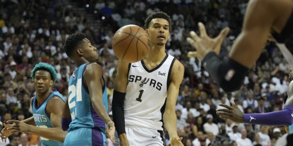 Wembanyama deja destellos de grandeza en su estreno con los Spurs