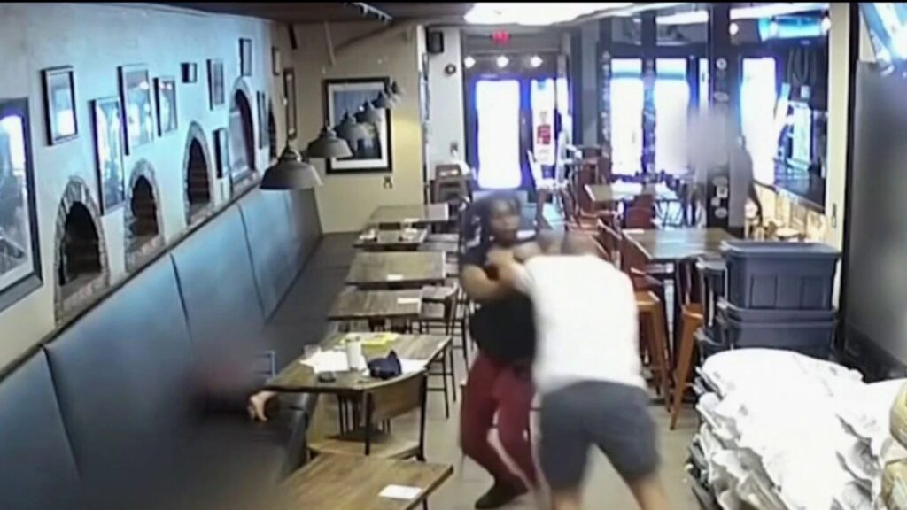 agreden a dueño de restaurante de DC frente a hijo y clientes