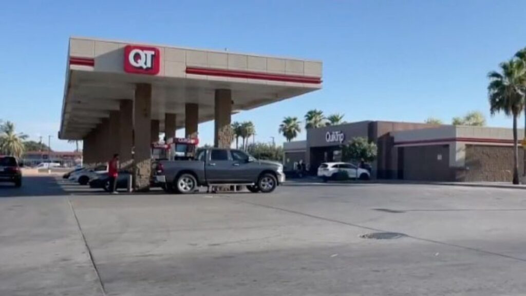 arrestan a pareja luego de encontrar a un menor atado con una cuerda en una gasolinera de Glendale