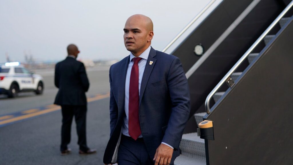 asistente de Trump se declara no culpable en tribunal de Miami