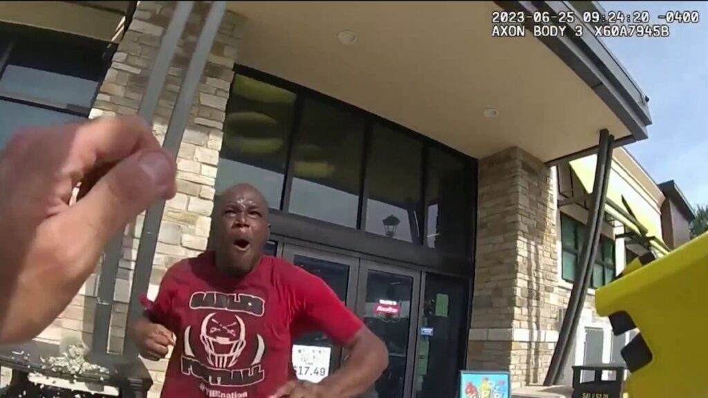 atacan a policía en gasolinera de Miami