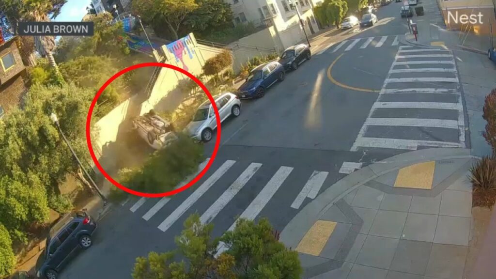 auto cae colina abajo en el vecindario Dolores Heights