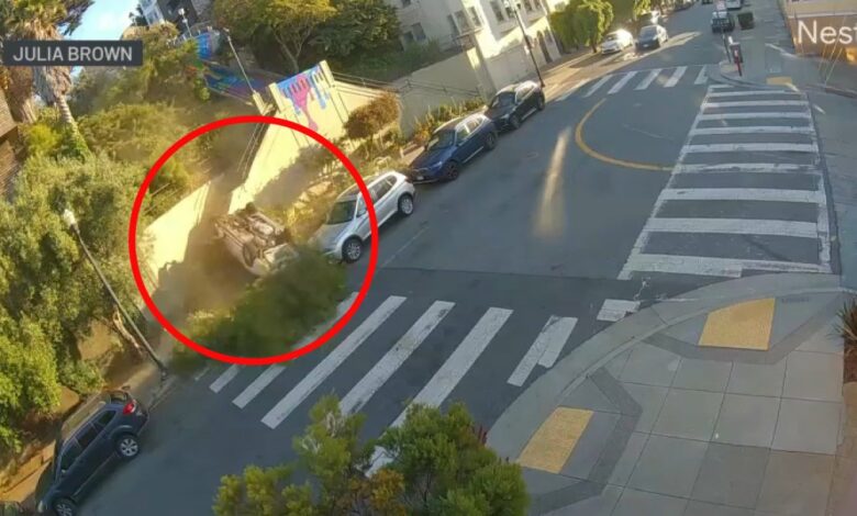 auto cae colina abajo en el vecindario Dolores Heights
