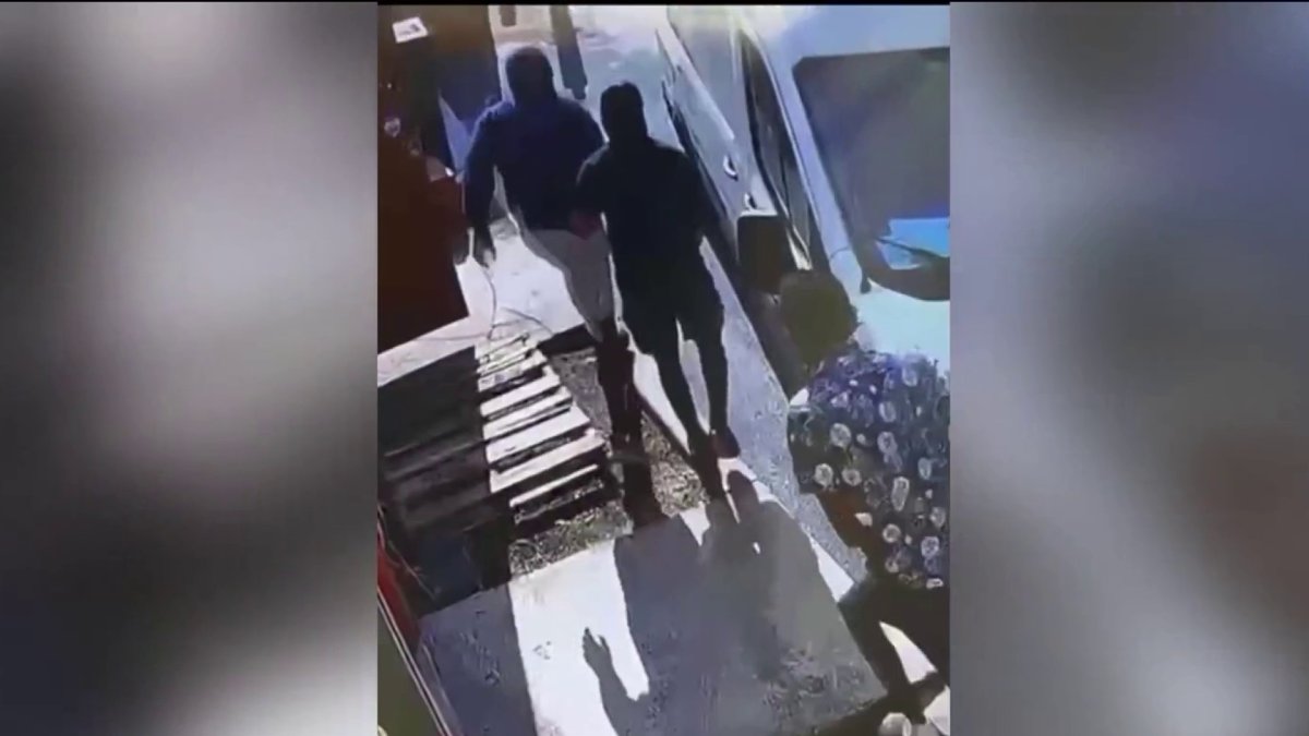 encapuchados asaltan un negocio