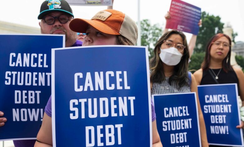 gobierno de Biden perdonará más de 800,000 préstamos estudiantiles