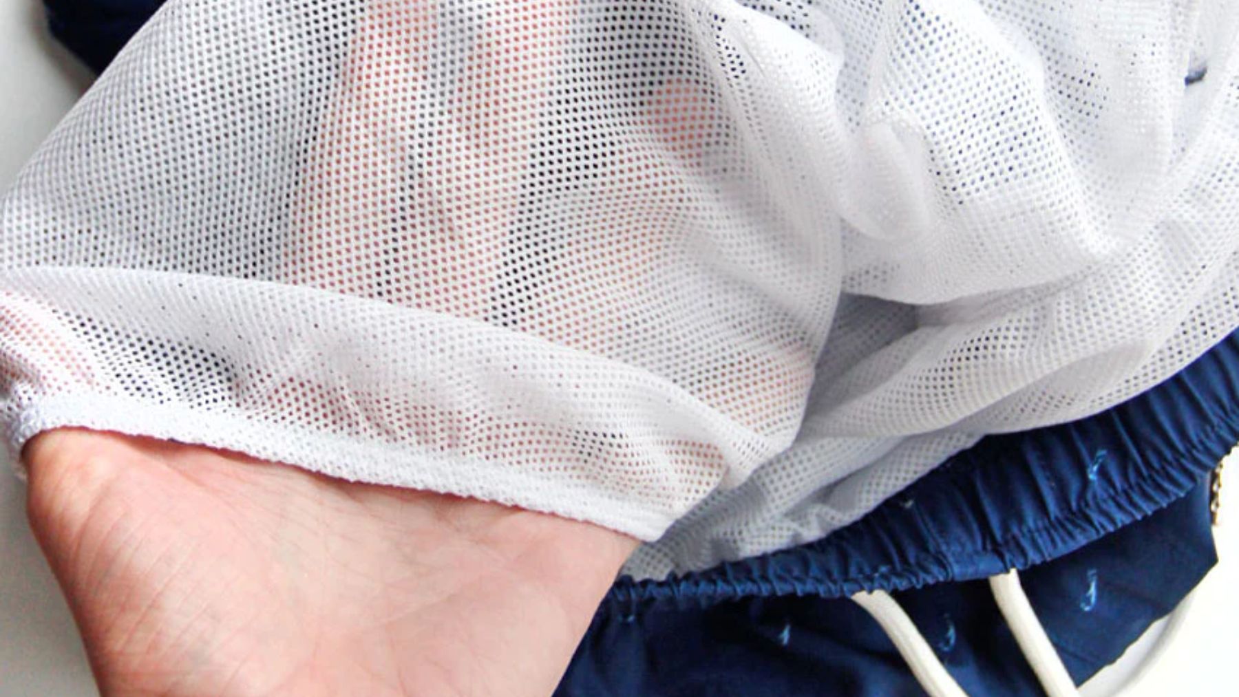 haz esto en tu redecilla de tu bañador para no sufrir esto nunca más