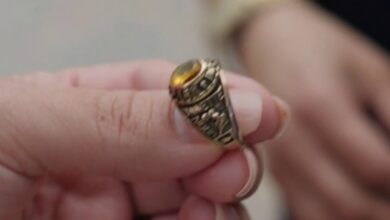 hispana encuentra anillo y lo devuelve a su dueña tras 20 años