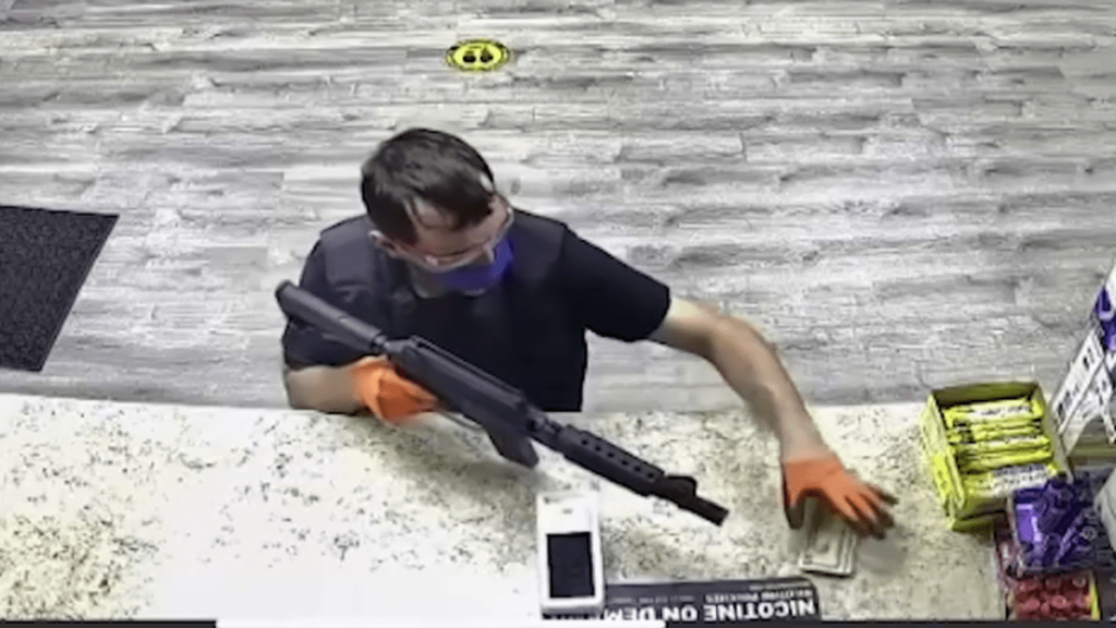 hombre roba una tienda de conveniencia en Staten Island