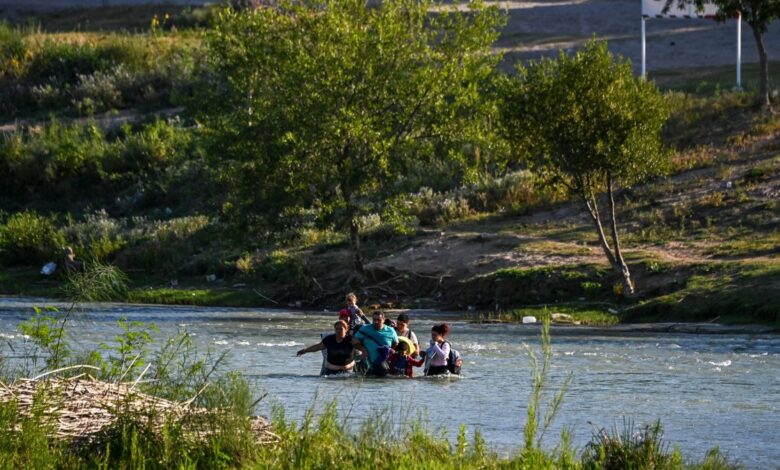 investigan denuncias de abusos contra migrantes en Texas