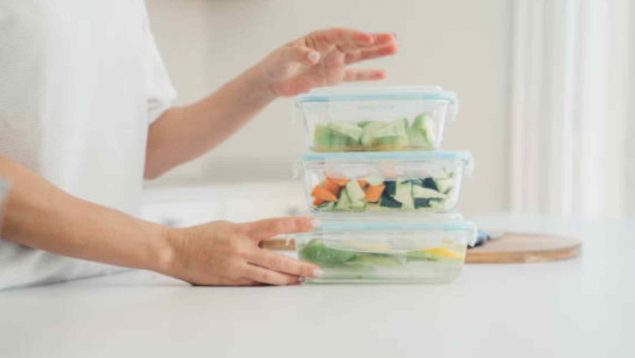 la OCU alerta del riesgo de guardar así la comida