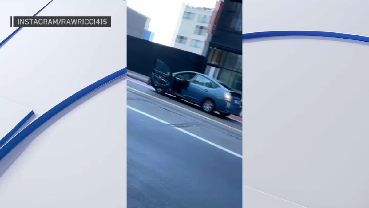 le roba el auto a un repartidor de comida y causa caos