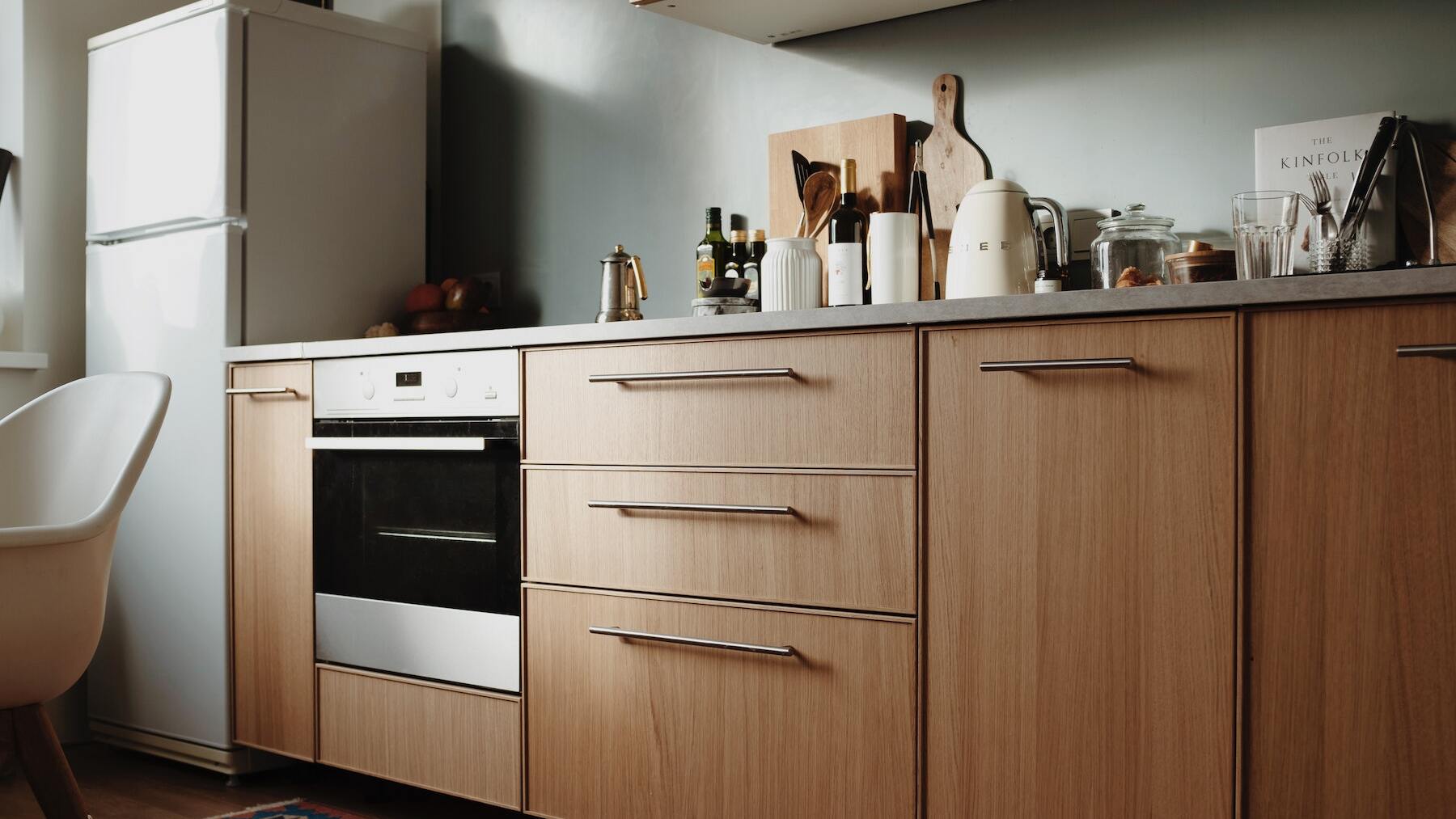 lo que nunca debes poner debajo del fregadero