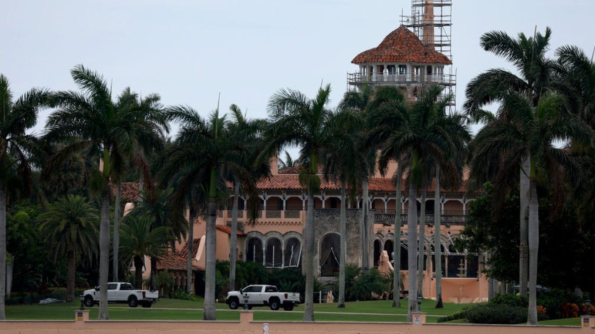 otro empleado de Trump enfrenta cargos por los documentos clasificados hallados en Mar-a-Lago