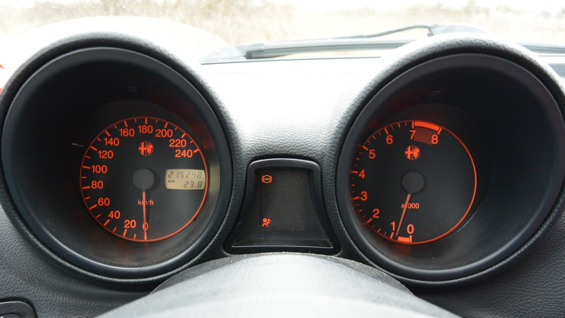 para esto sirven realmente las rayas del cuentakilómetros